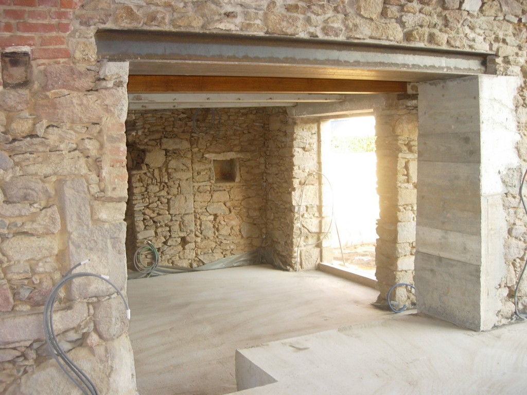 Ouverture de mur en pierre, en béton dans l'Ardèche